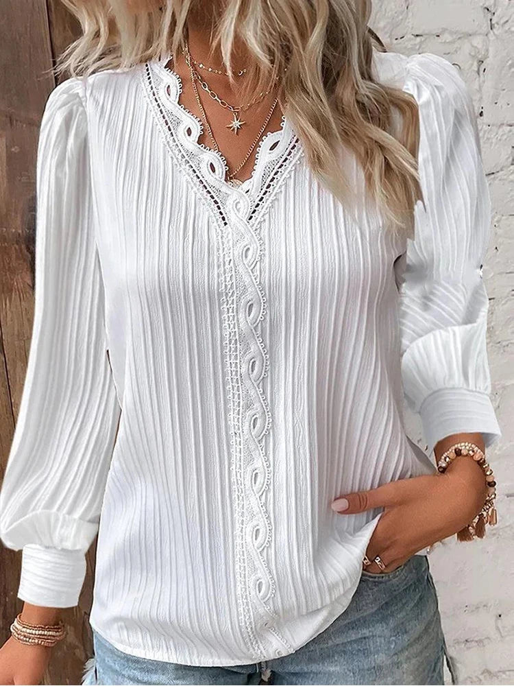 Birgit – Bluse mit Spitzendetails aus Chiffon